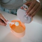 BABYONO SPREMNIK ZA MLIJEKO U PRAHU S MJERICOM - BOJA BRESKVE - Slika 3
