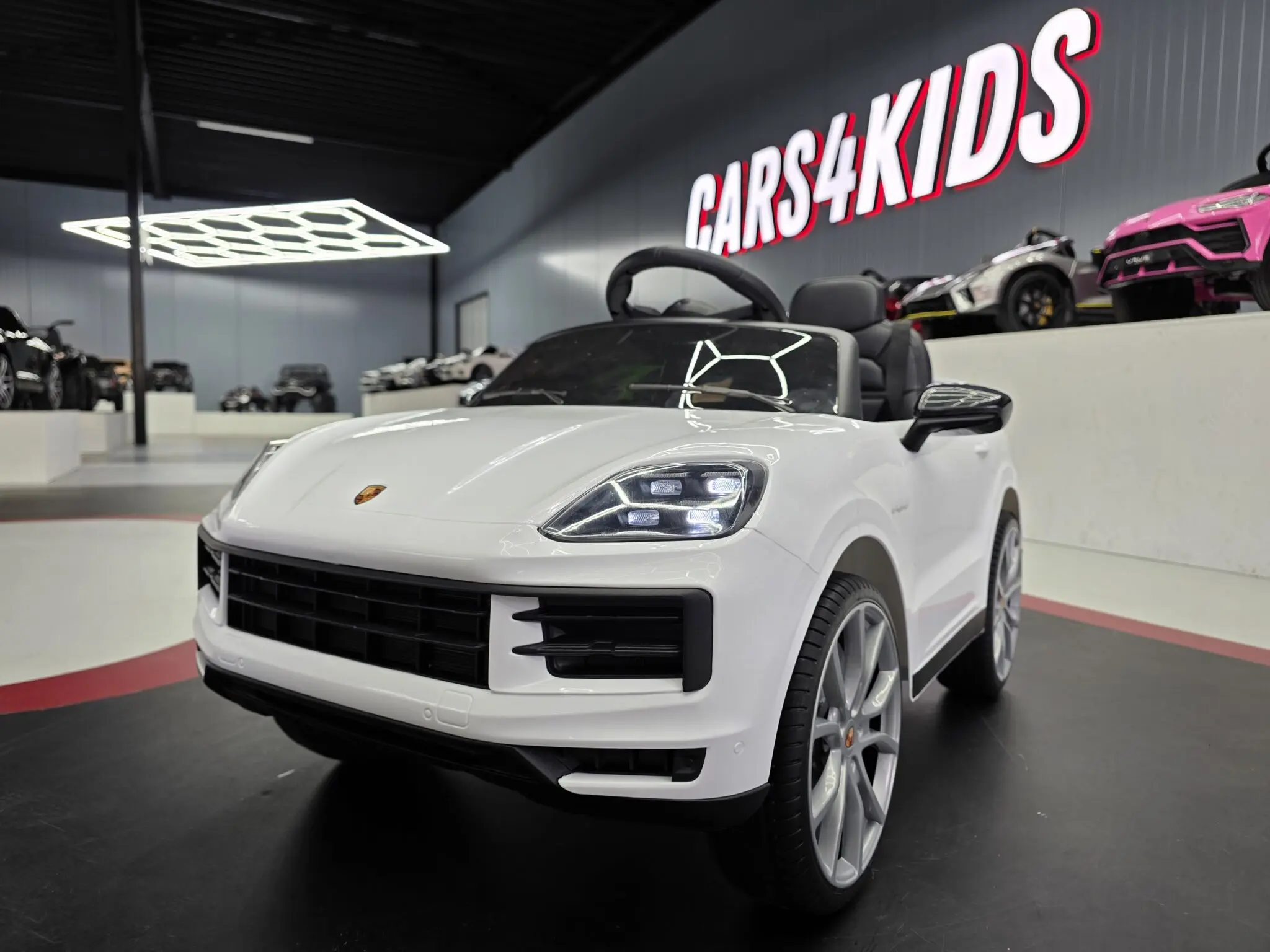 Porsche-Cayenne-accu-kinderauto-12-volt-wit.jpg Dječji automobil Porsche Cayenne na baterije 12 volti bijeli - Slika 1