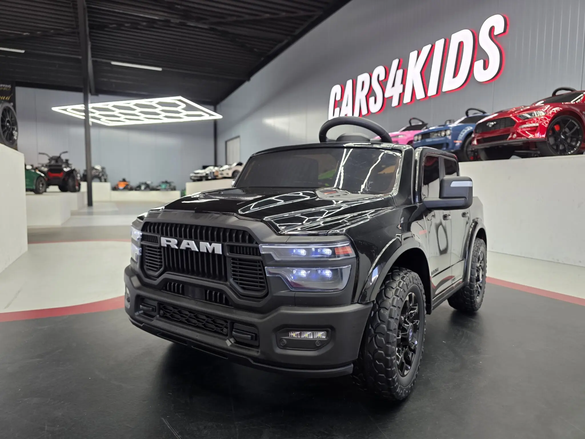 Dodge-RAM-kinderauto-12-volt-zwart-.jpg Dodge RAM dječji automobil 12 volti crni - Slika 1
