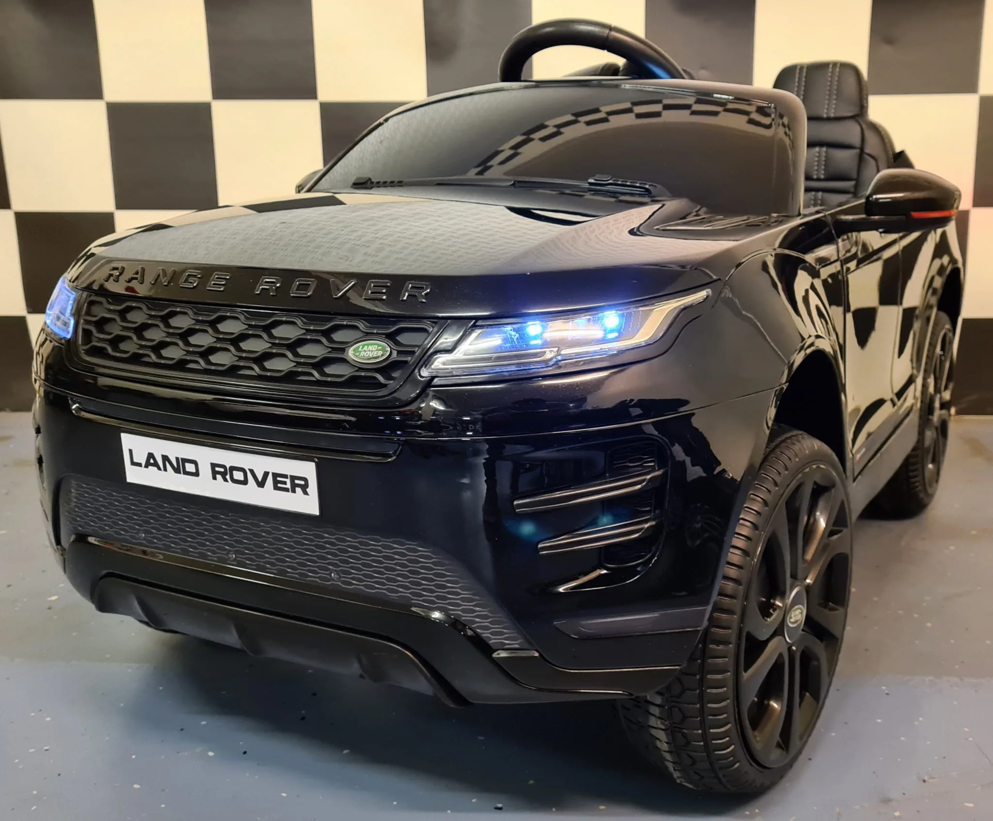 Elektrische-kinderauto-Range-rover-Evoque.jpg Dječji automobil Range Rover Evoque 4×4, crna boja - Slika 1