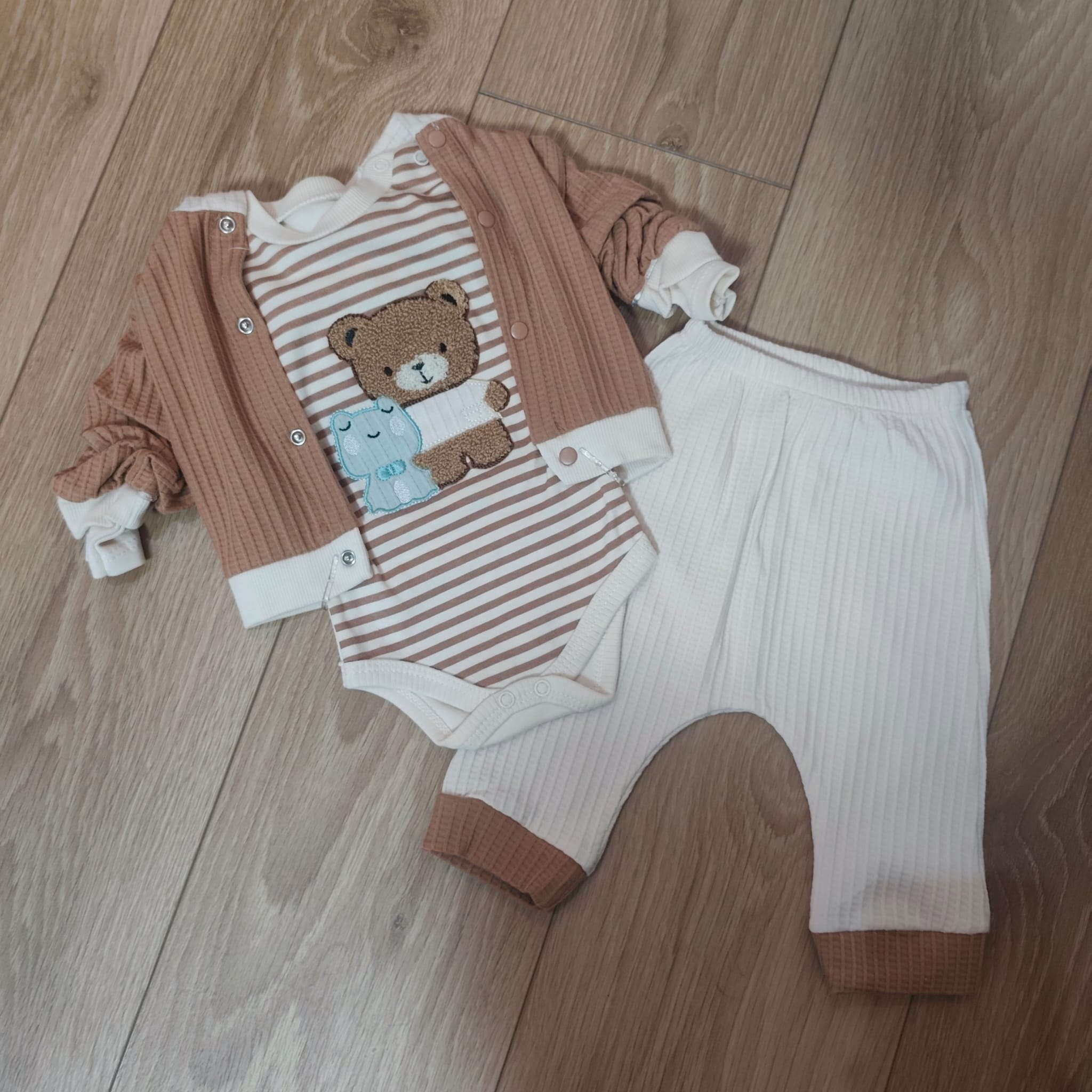 IMG-20261015-WA0000 SET ODJEĆE ZA BEBE 3U1 VEL. 62/68 - Slika 1